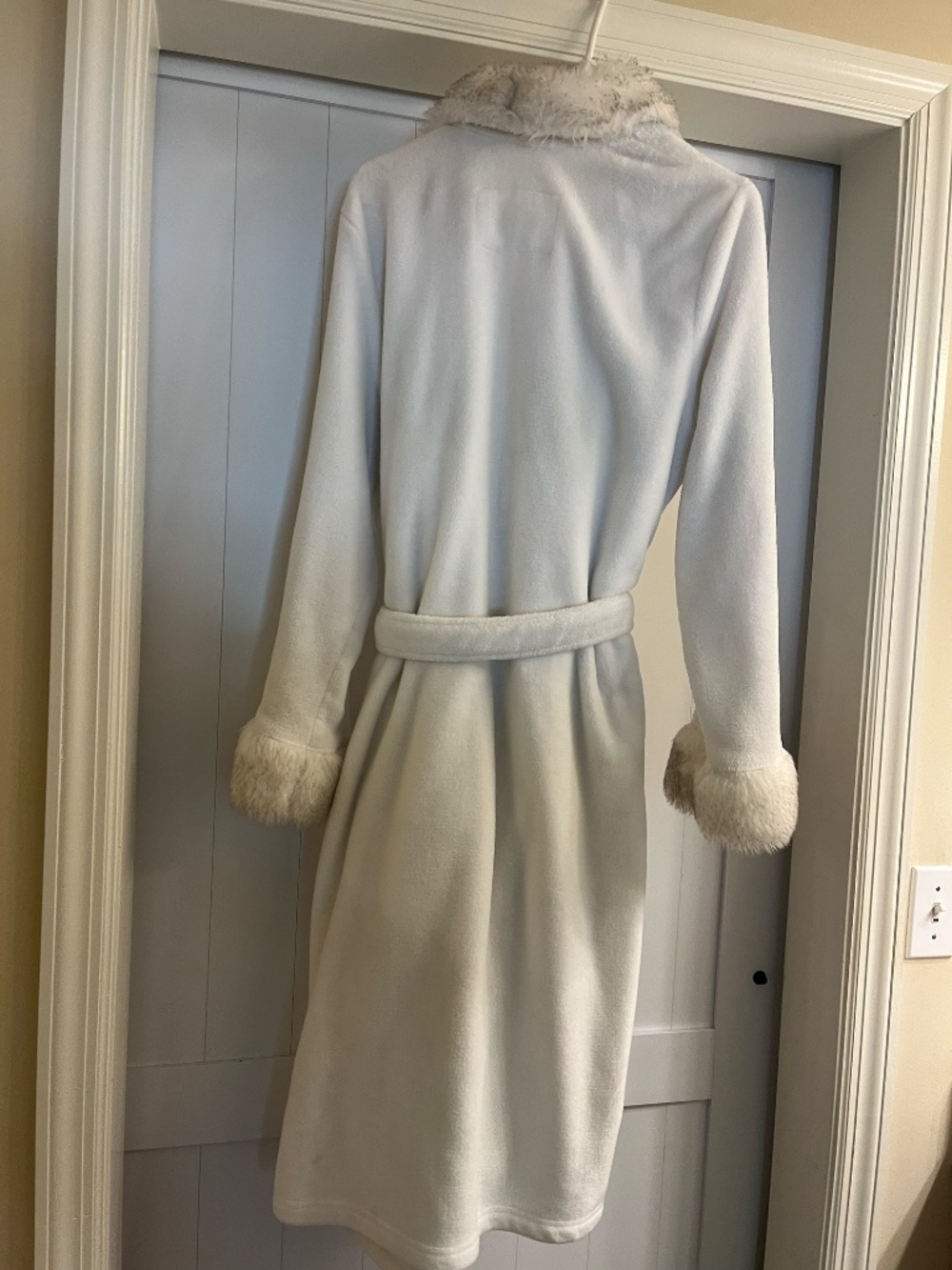 Luxurious Women's Robe - Picture 4 of 4